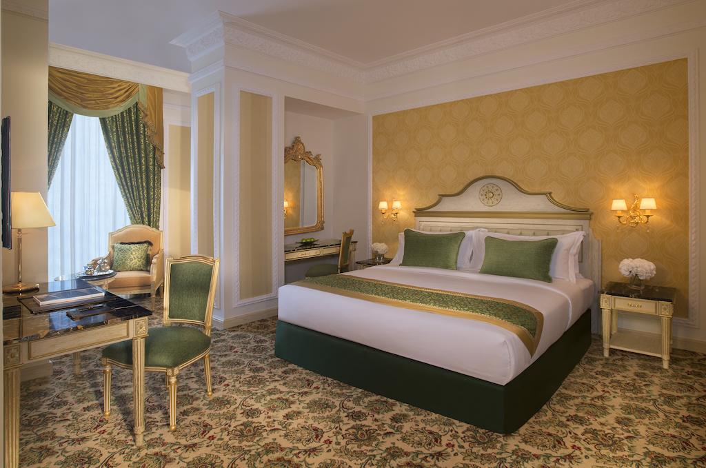 Royal Rose Abu Dhabi, A Curio Collection By Hilton Affiliated Hotel Exterior photo A room at the hotel