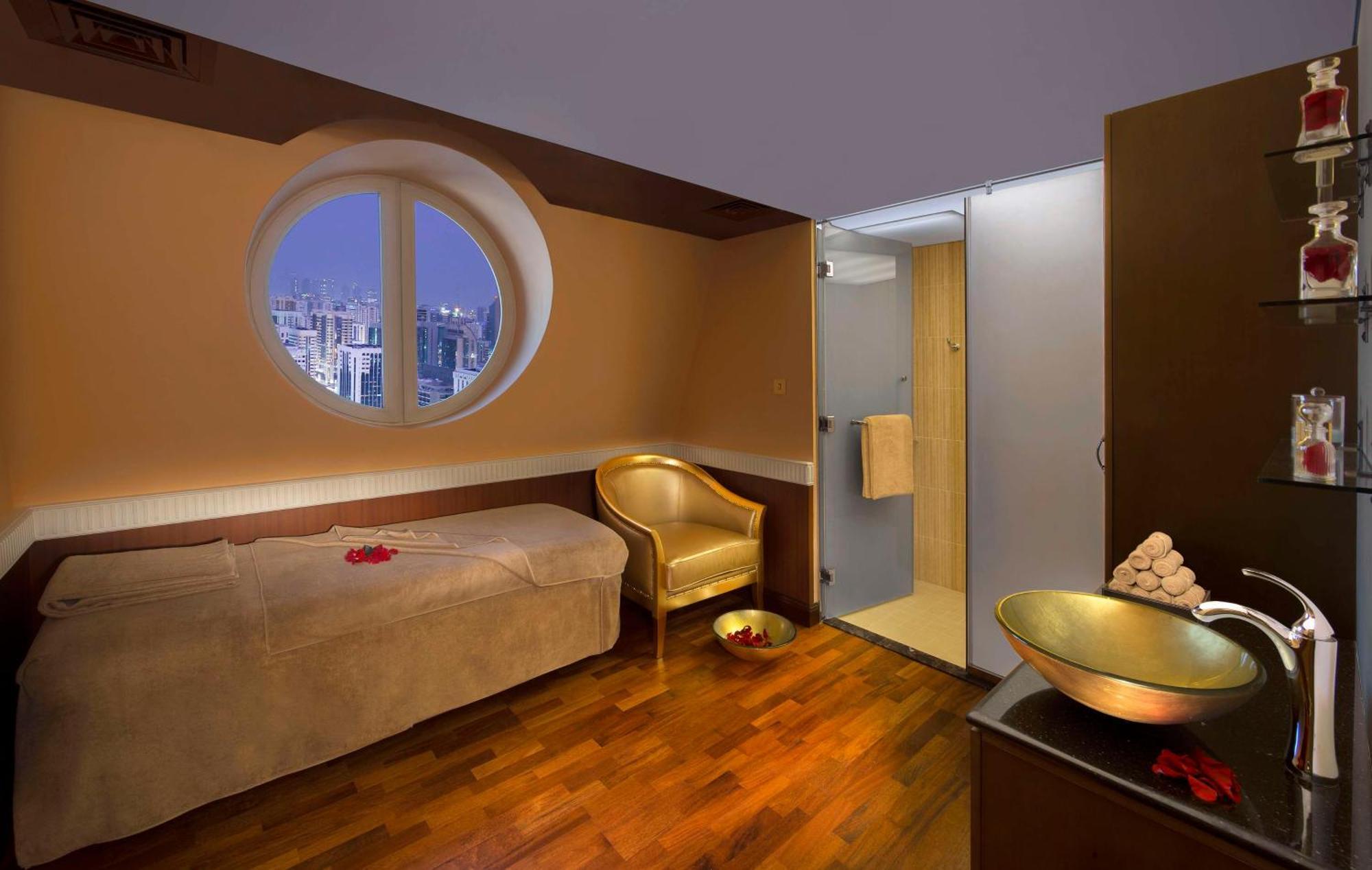Royal Rose Abu Dhabi, A Curio Collection By Hilton Affiliated Hotel Exterior photo A room at the hotel