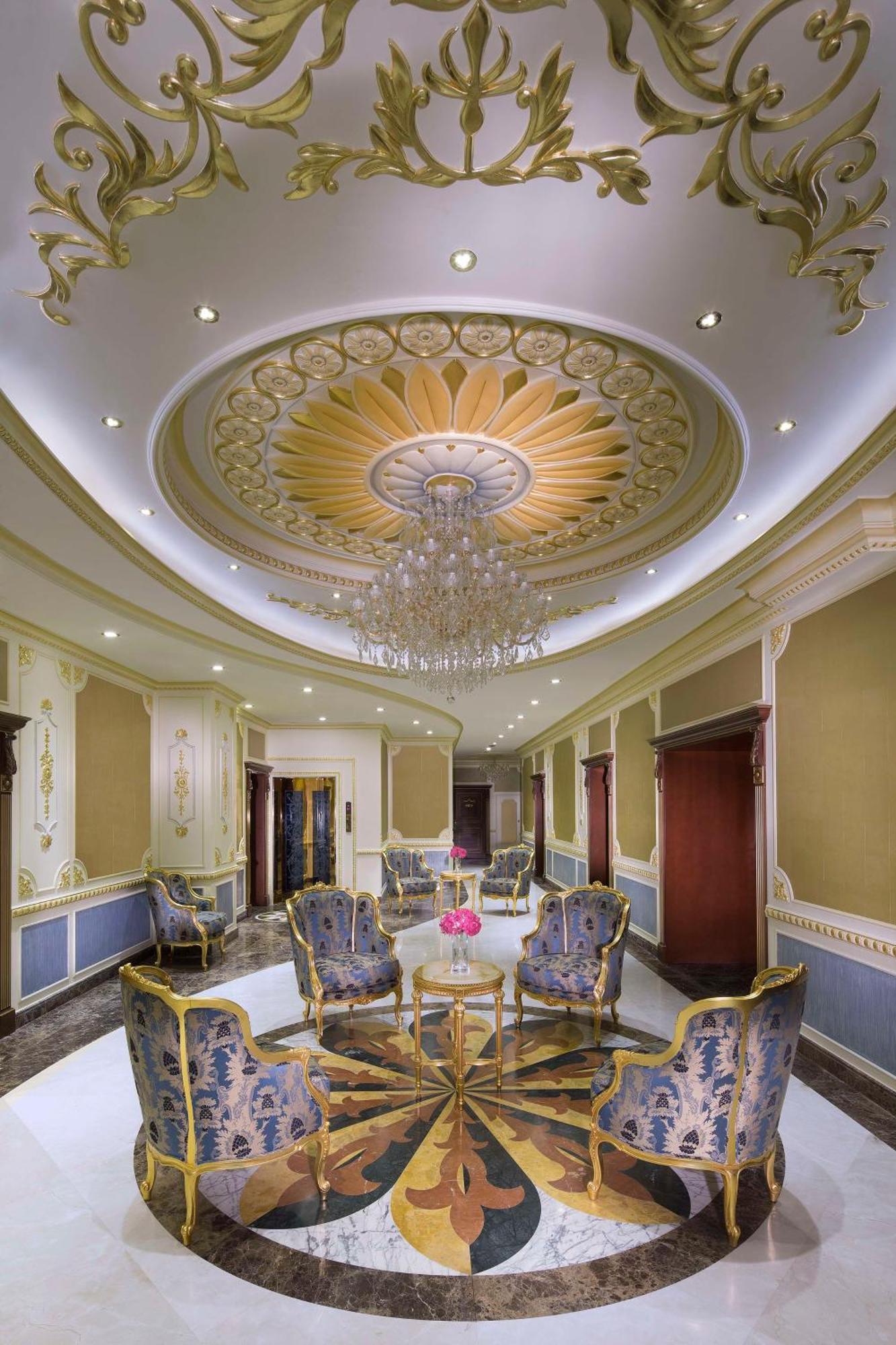 Royal Rose Abu Dhabi, A Curio Collection By Hilton Affiliated Hotel Exterior photo The lobby of the hotel
