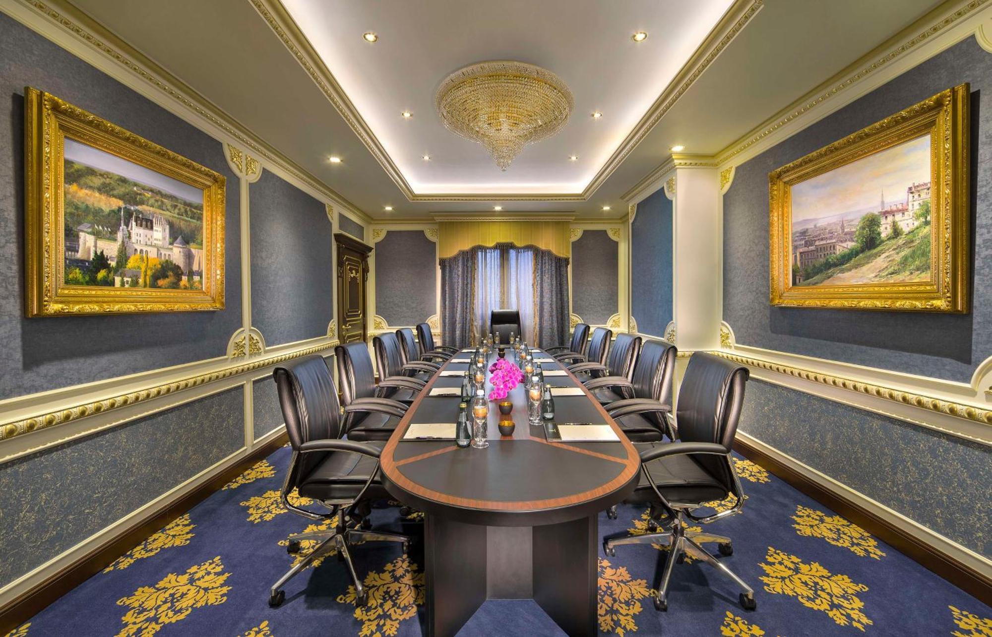 Royal Rose Abu Dhabi, A Curio Collection By Hilton Affiliated Hotel Exterior photo Meeting room