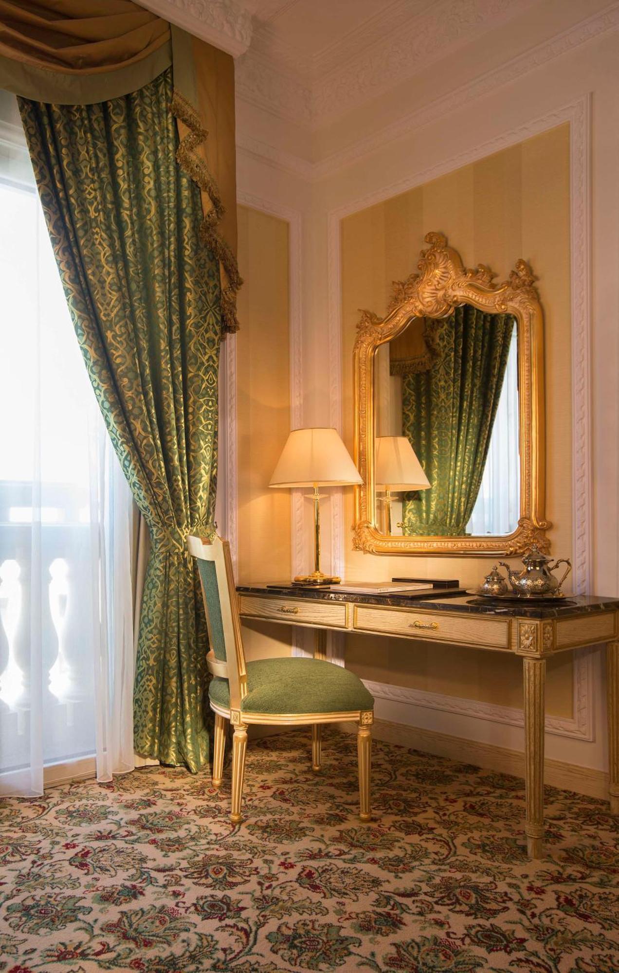 Royal Rose Abu Dhabi, A Curio Collection By Hilton Affiliated Hotel Exterior photo A dressing table