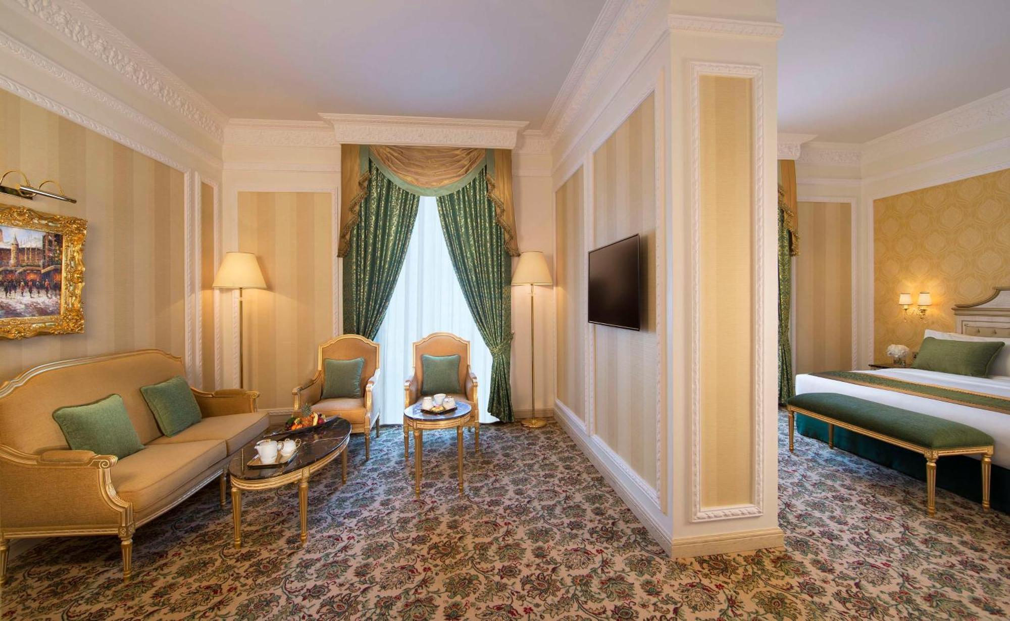 Royal Rose Abu Dhabi, A Curio Collection By Hilton Affiliated Hotel Exterior photo Suite