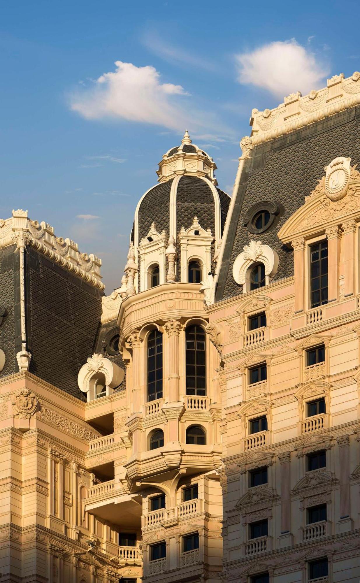Royal Rose Abu Dhabi, A Curio Collection By Hilton Affiliated Hotel Exterior photo The dome of the Château de Chambord
